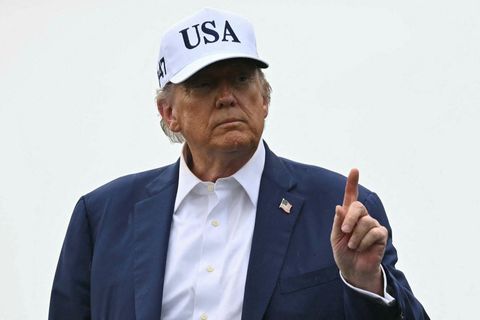 Donald Trump Bandaríkjaforseti undirritaði á miðvikudag forsetaúrskurð sem endurvekur víðtækar takmarkanir sem minna á ferðabann …
