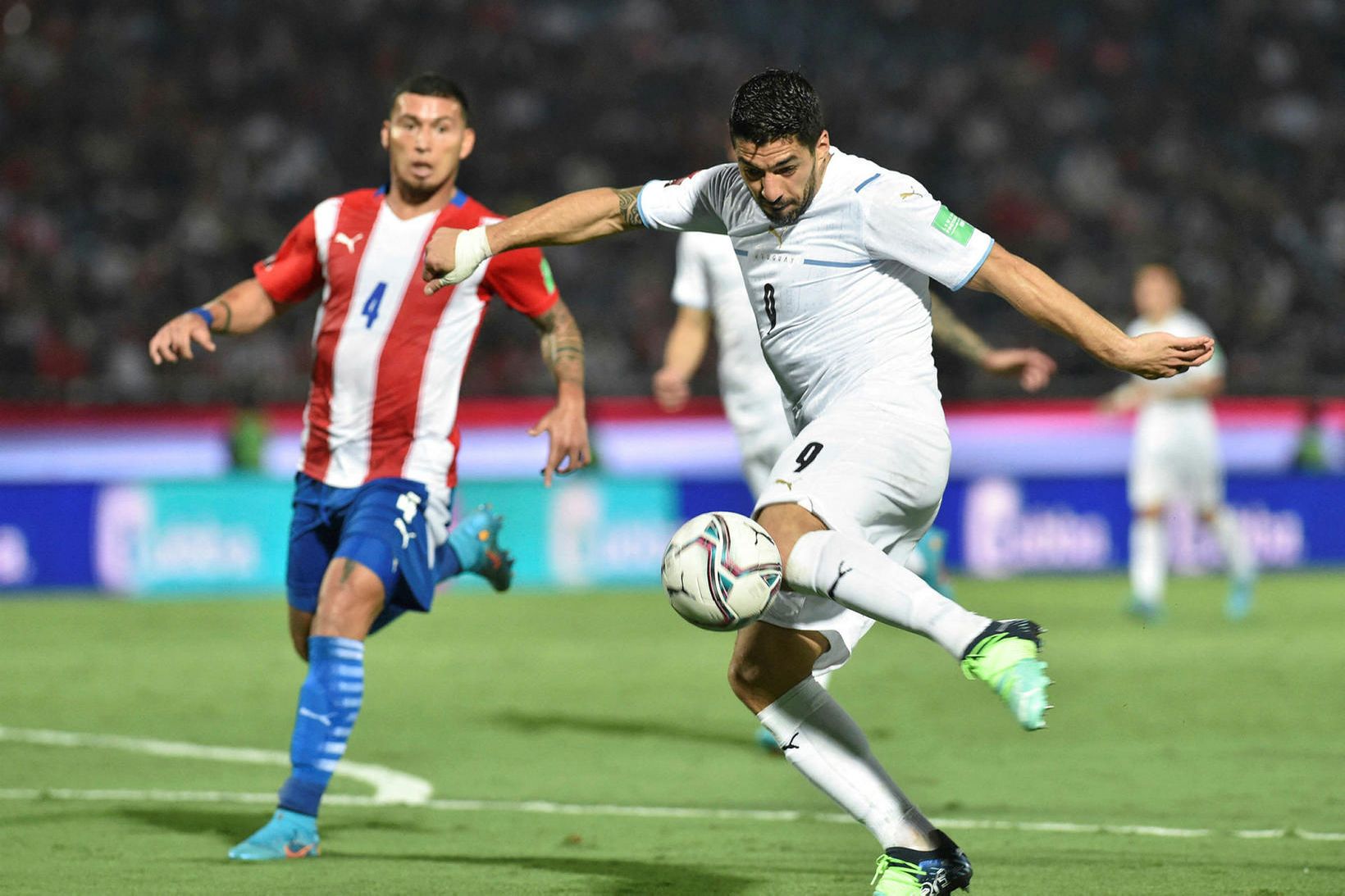 Luis Suárez skorar sigurmark Úrúgvæja gegn Paragvæ í nótt.