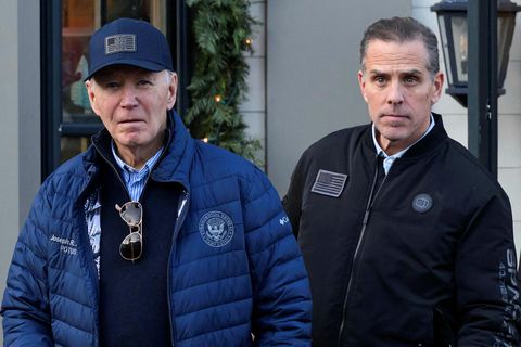 Joe Biden og Hunter Biden síðastliðinn föstudag á leiðinni út úr bókabúð í Nantucket í …