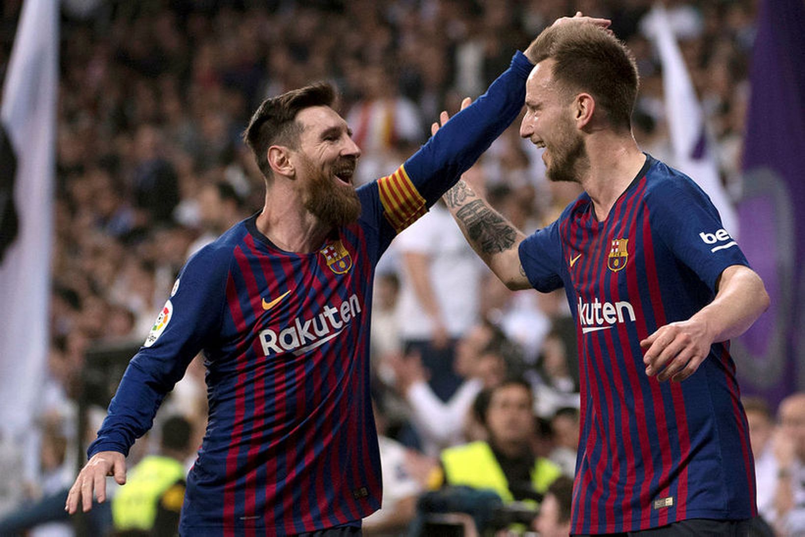 Lionel Messi fagnar Ivan Rakitic eftir mark þess síðarnefnda í …