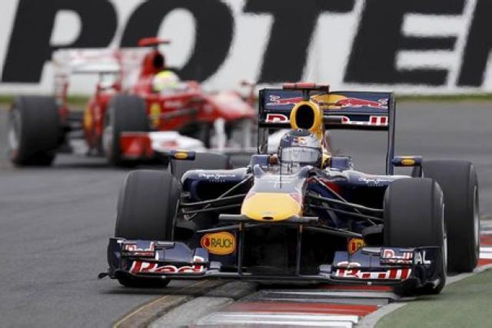 Vettel í brautinni í Melbourne.