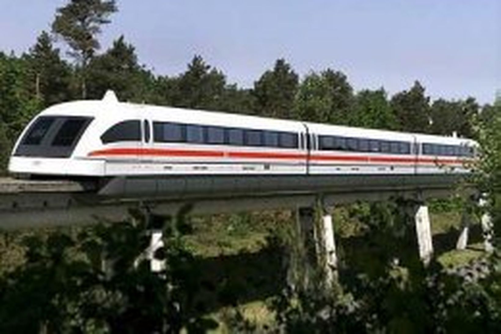 Maglev-lest er knúin áfram af seglum í teinunum.