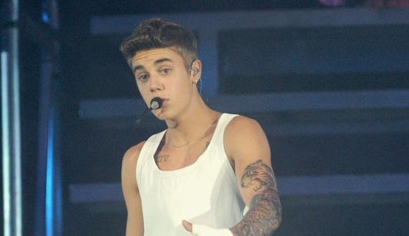 Nakinn Justin Bieber með ömmu sinni