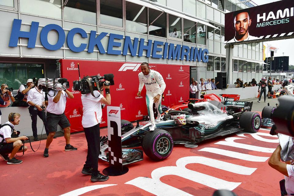 Lewis Hamilton fagnar sigrinum í Hockenheim.