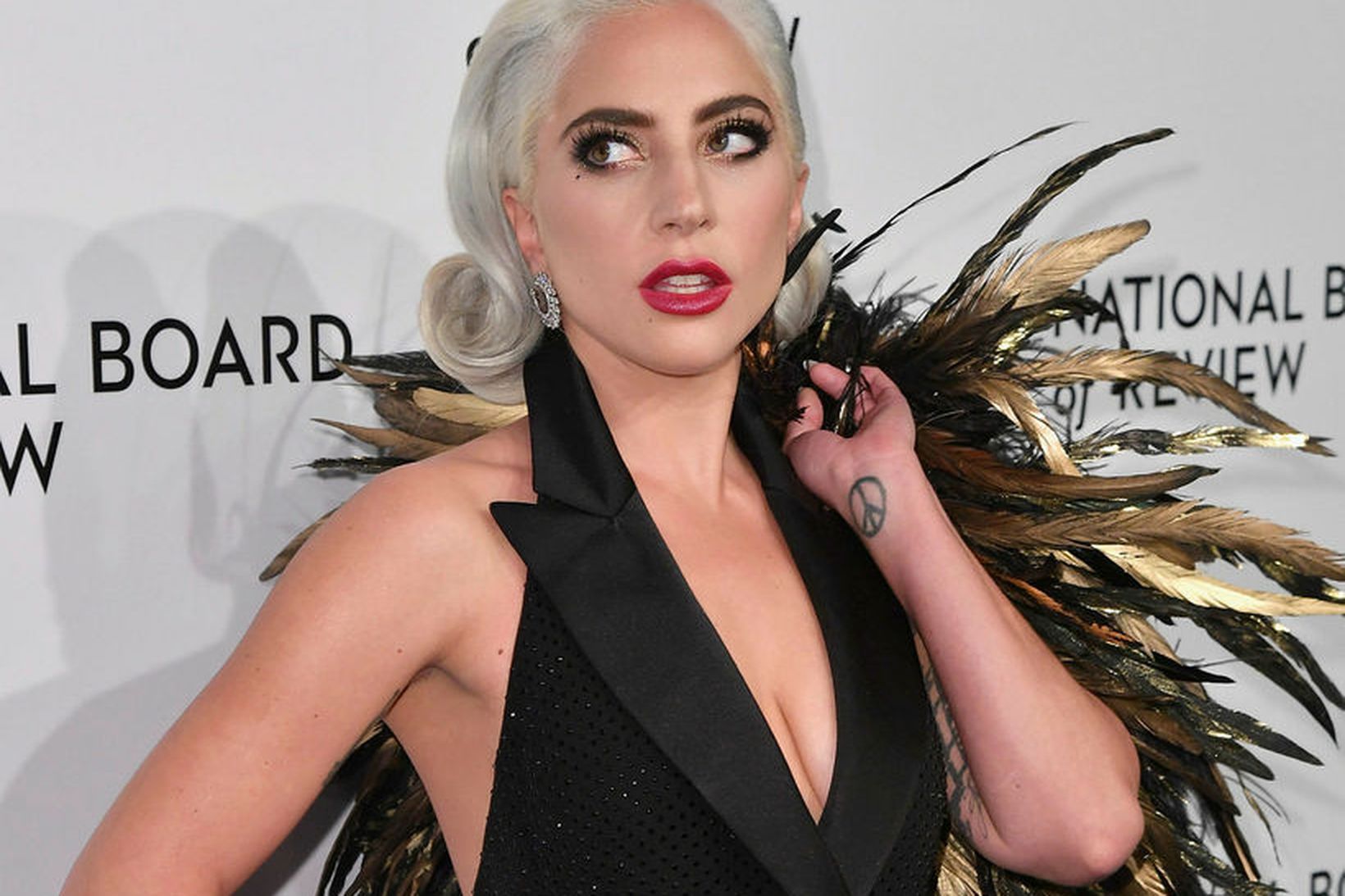 Lady Gaga var með óvenjulegan aukahlut með sér á rauða …