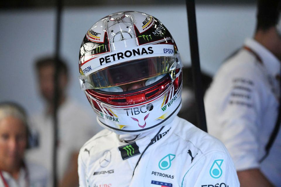Lewis Hamilton í fullum skrúða í bílskúr Mercedes í Spa í dag.