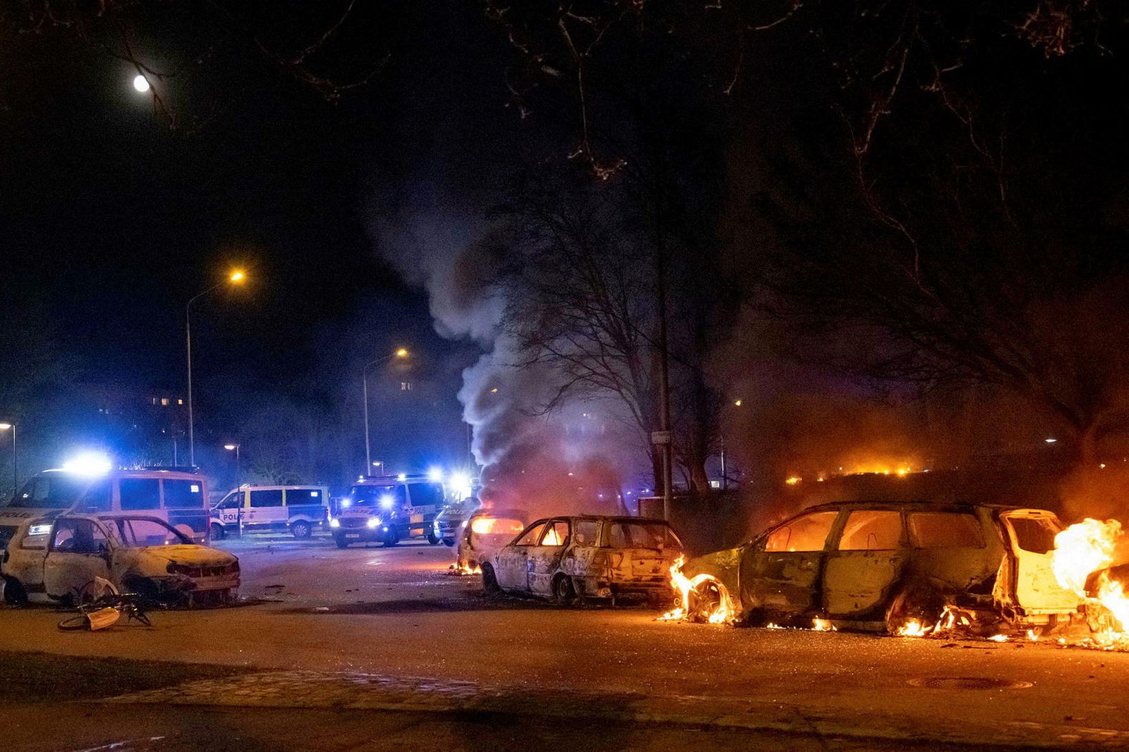 Sænska lögreglan telur að glæpagengi beri ábyrgð á óeirðunum.