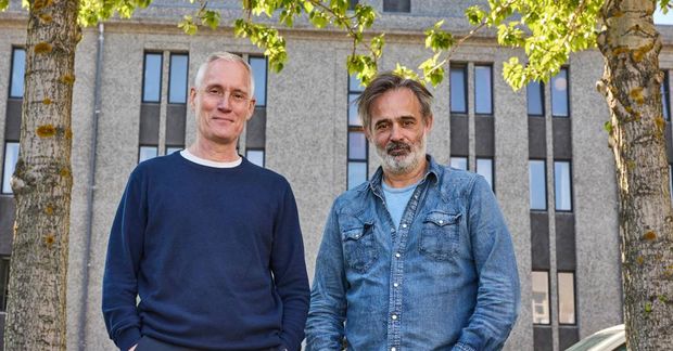 Ólafur Jóhann Ólafsson og Baltasar Kormákur með Þjóðleikhúsið í baksýn.