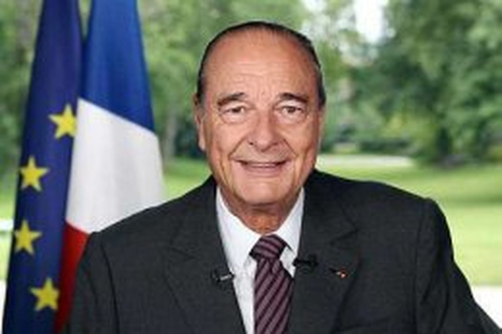 Chirac lætur formlega af störfum á morgun.