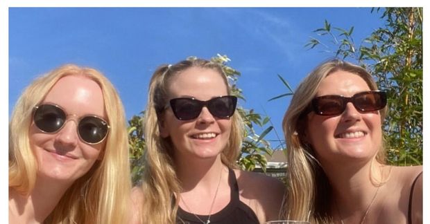 Hérna eru vinkonurnar Marie, Unnur Ósk og Sara Kristín að njóta sólarinnar í Kyoto.