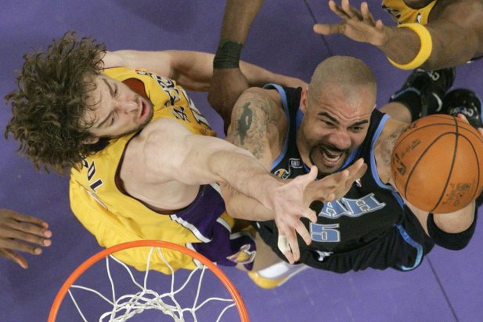 Pau Gasol leikmaður Lakers í baráttunni gegn Carlos Boozer.