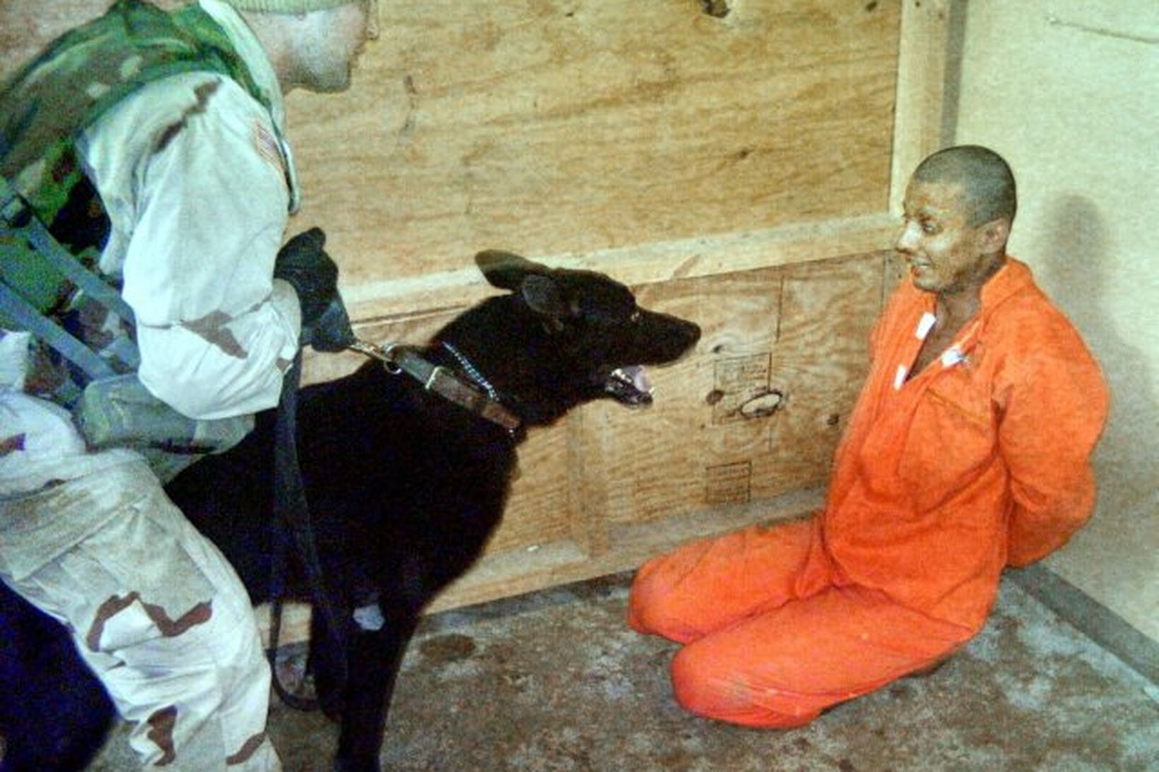 Fanga ógnað með hundi í Abu Ghraib fangelsinu