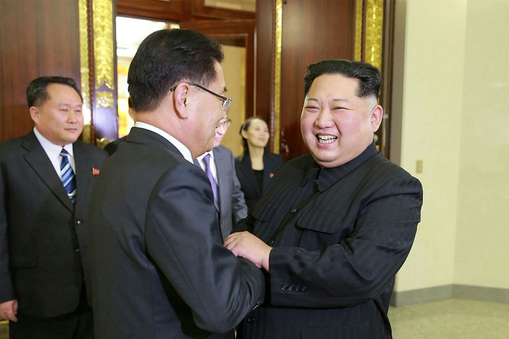 Kim Jong-un ásamt samningamanni Suður-Kóreu, Chung Eui-yong, á fundi í …
