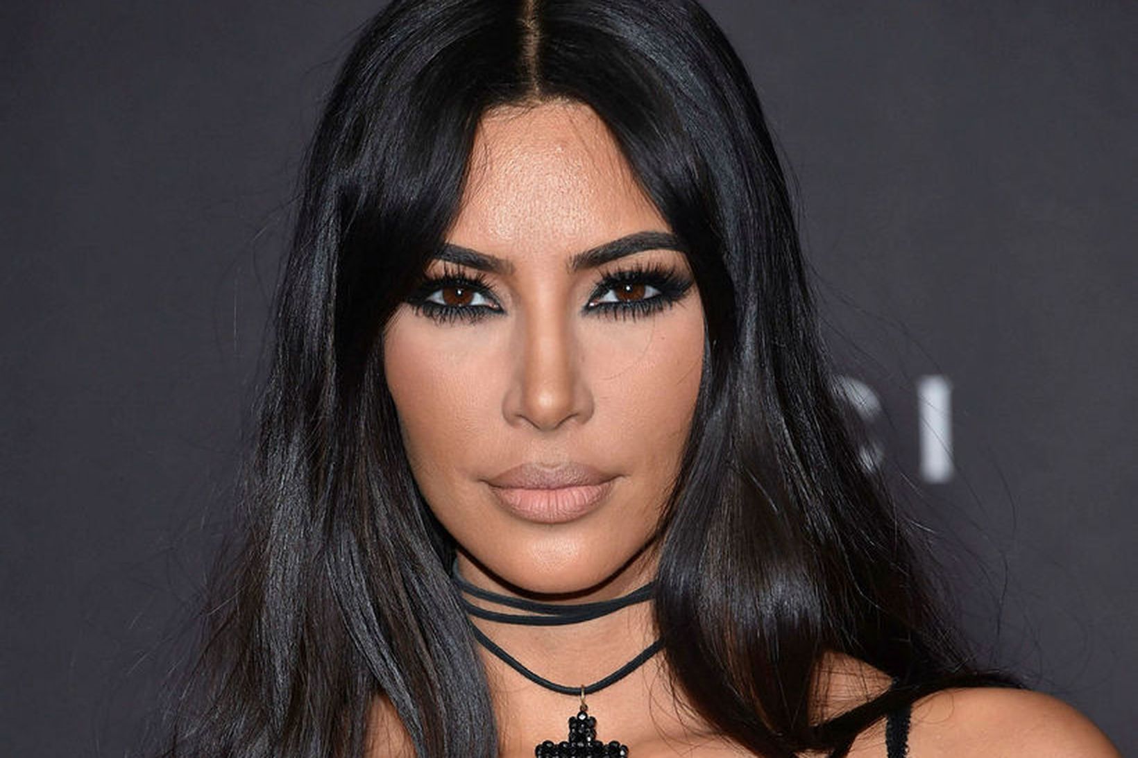 Ætli Kim Kardashian hafi sofnað með farðann á andlitinu?