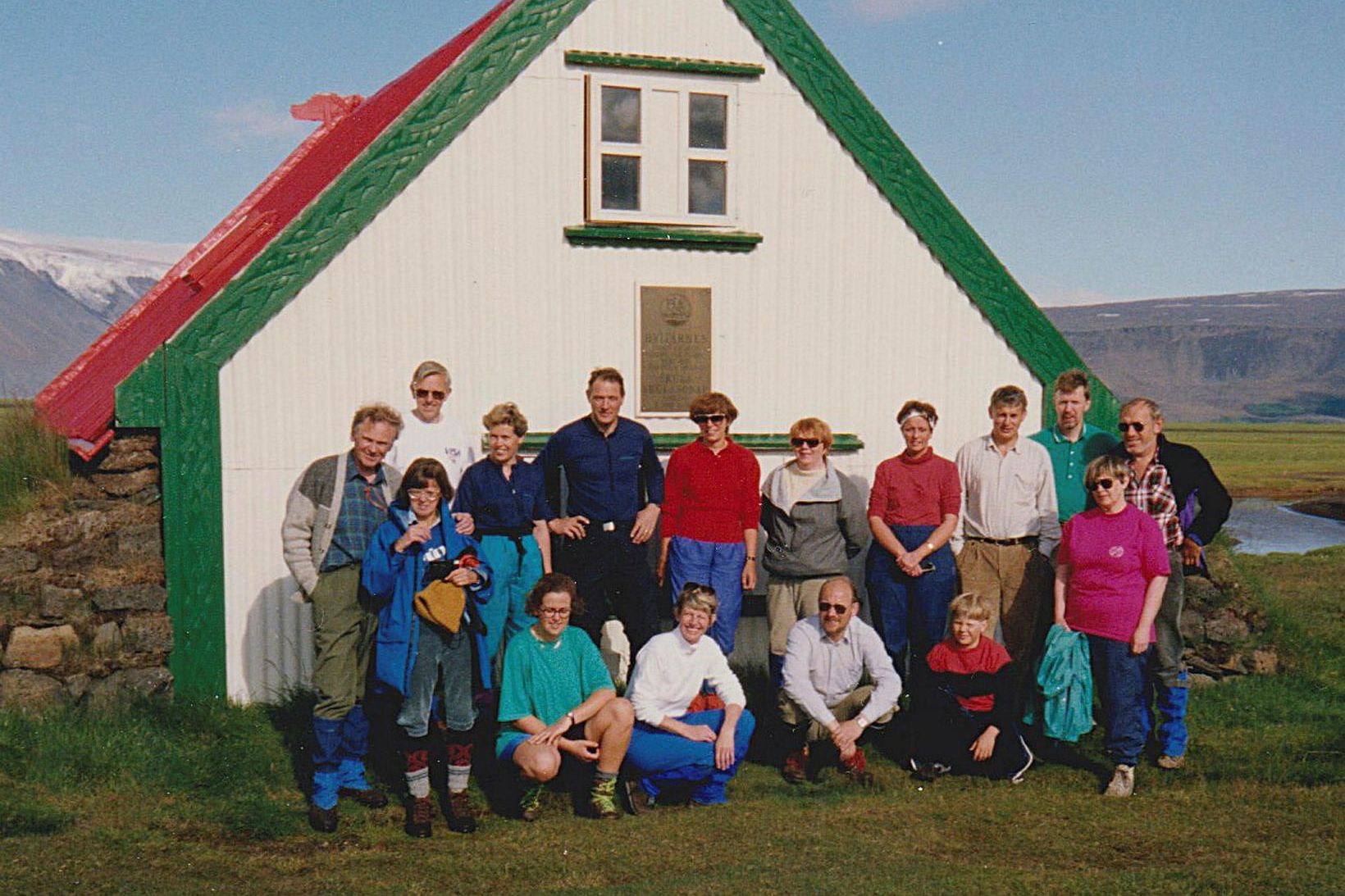 Hópurinn samankominn við Hvítársnes, líklega á tíunda áratugnum.