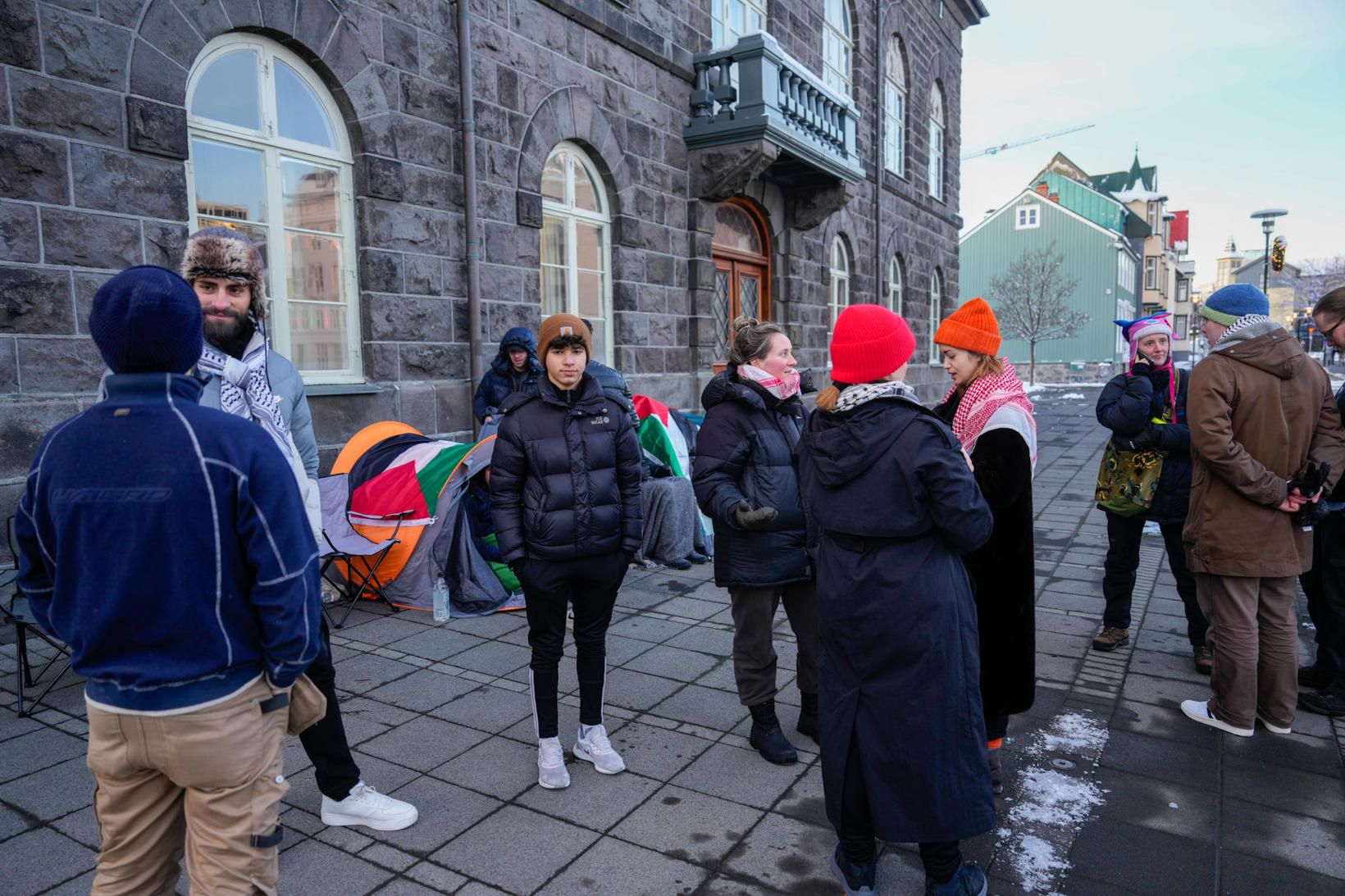 Hópurinn hefur sett upp tjöld fyrir utan Alþingishúsið.