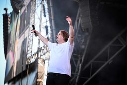 Lewis Capaldi á Glastonbury-hátíðinni árið 2023 þar sem hann fékk hjálp áhorfenda þegar rödd hans …