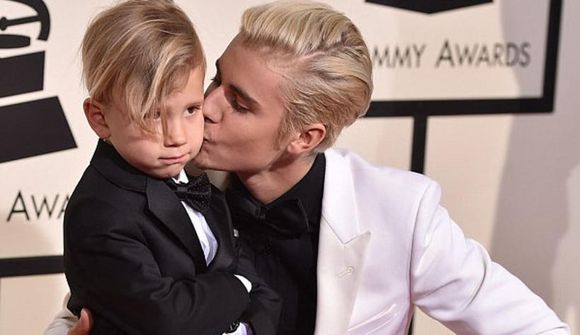 Bróðir Biebers stal senunni