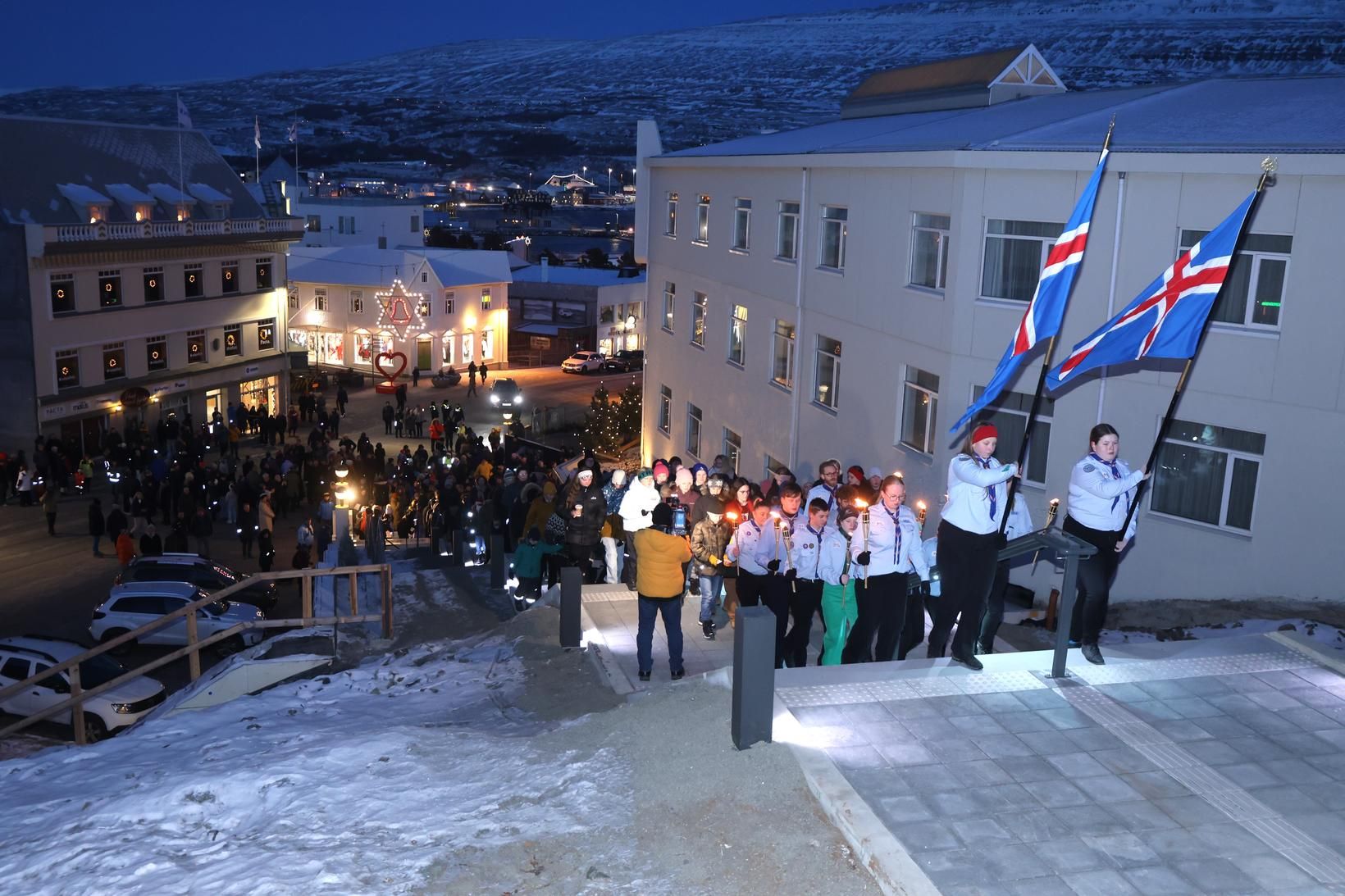 Skátarnir leiddu skrúðgöngu bæjarbúa upp nýju kirkjutröppurnar á Akureyri í …