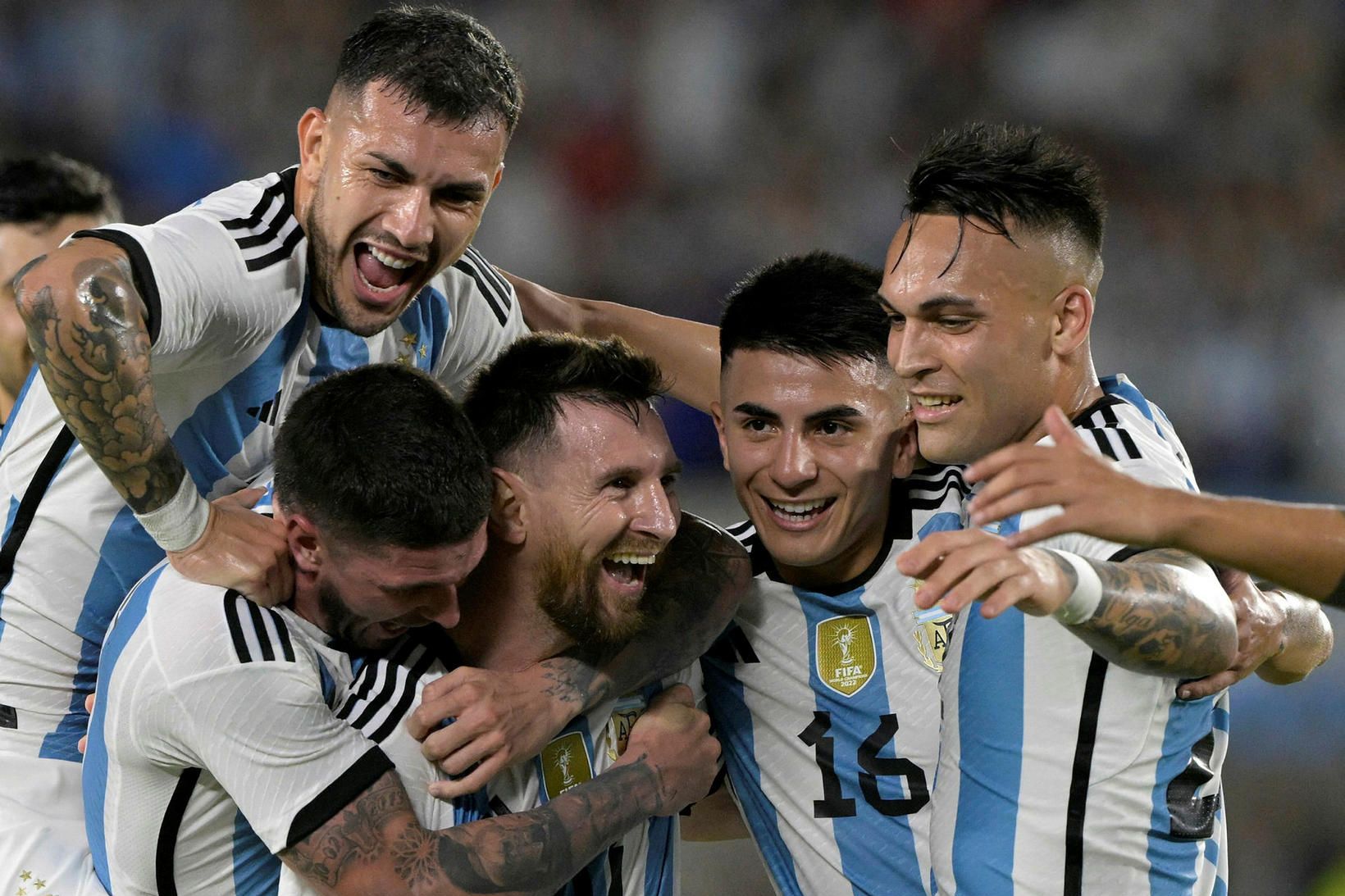 Lionel Messi og Thiago Almada (nr. 16) skoruðu mörk Argentínu …