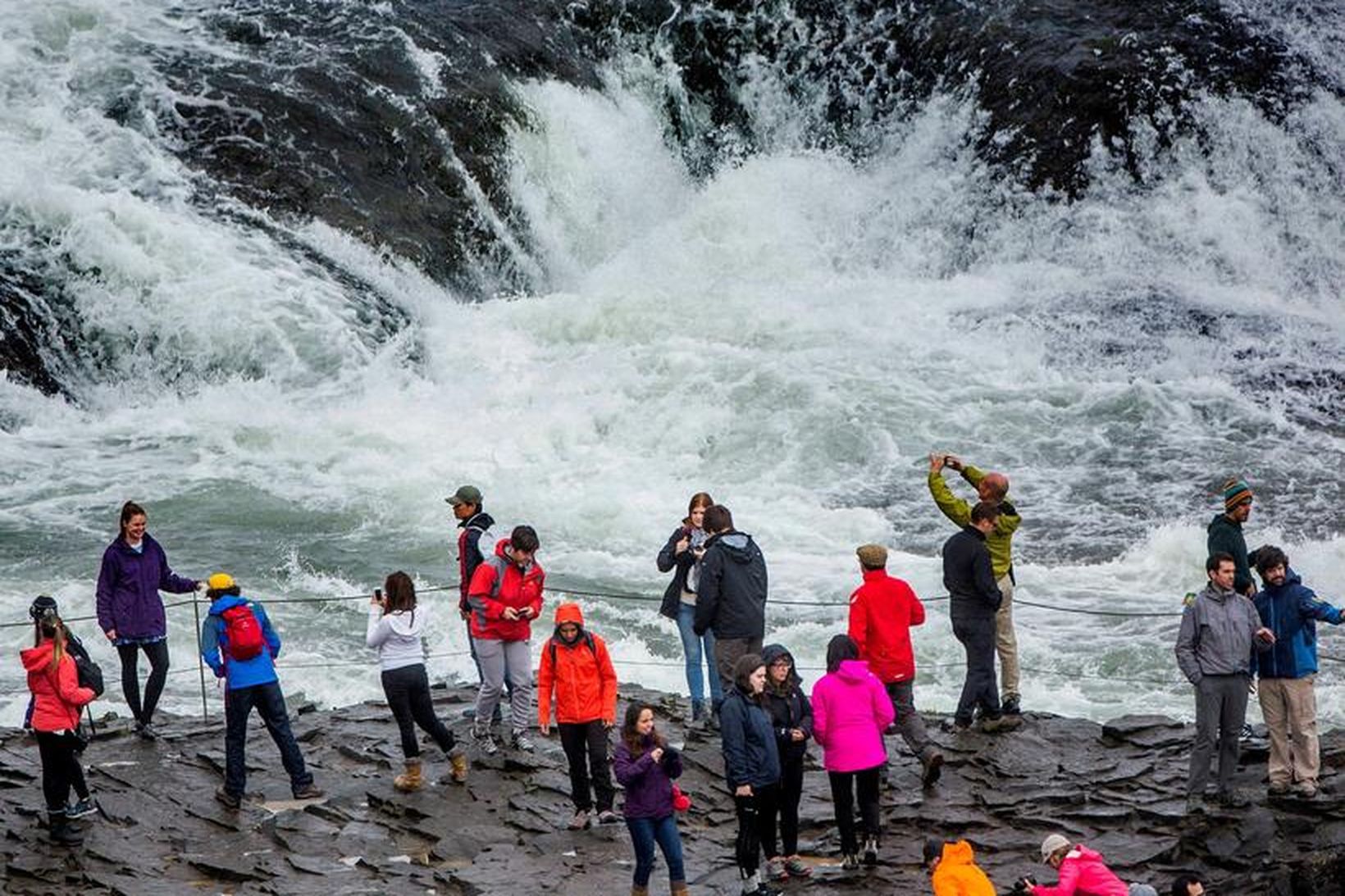 Erlendir ferðamenn við Gullfoss.