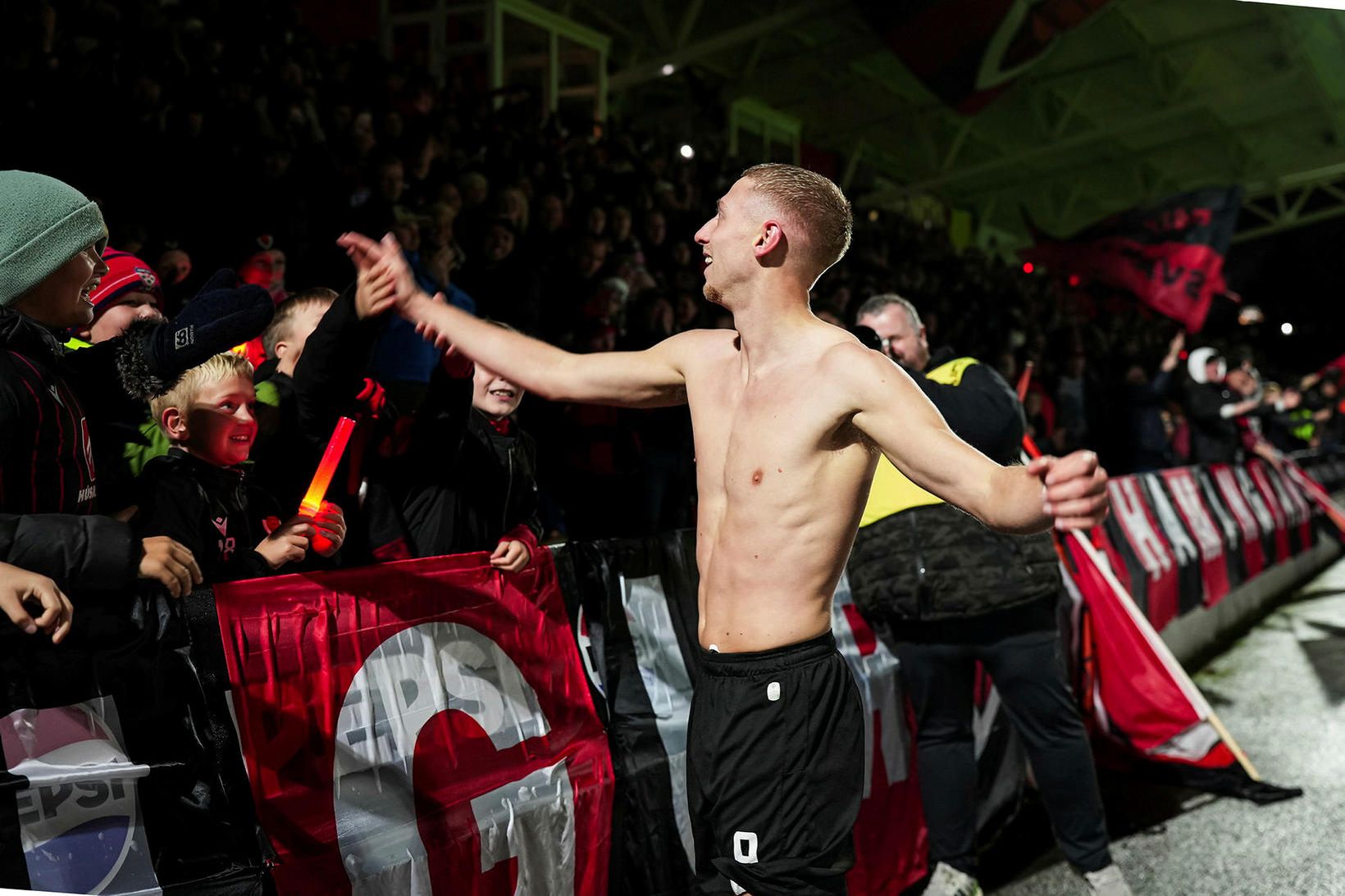 Helgi Guðjónsson fagnar með stuðningsmönnum.