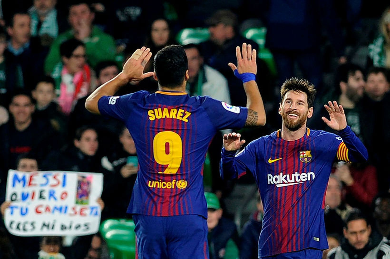 Lionel Messi og Luis Suárez fagna í gærkvöld.