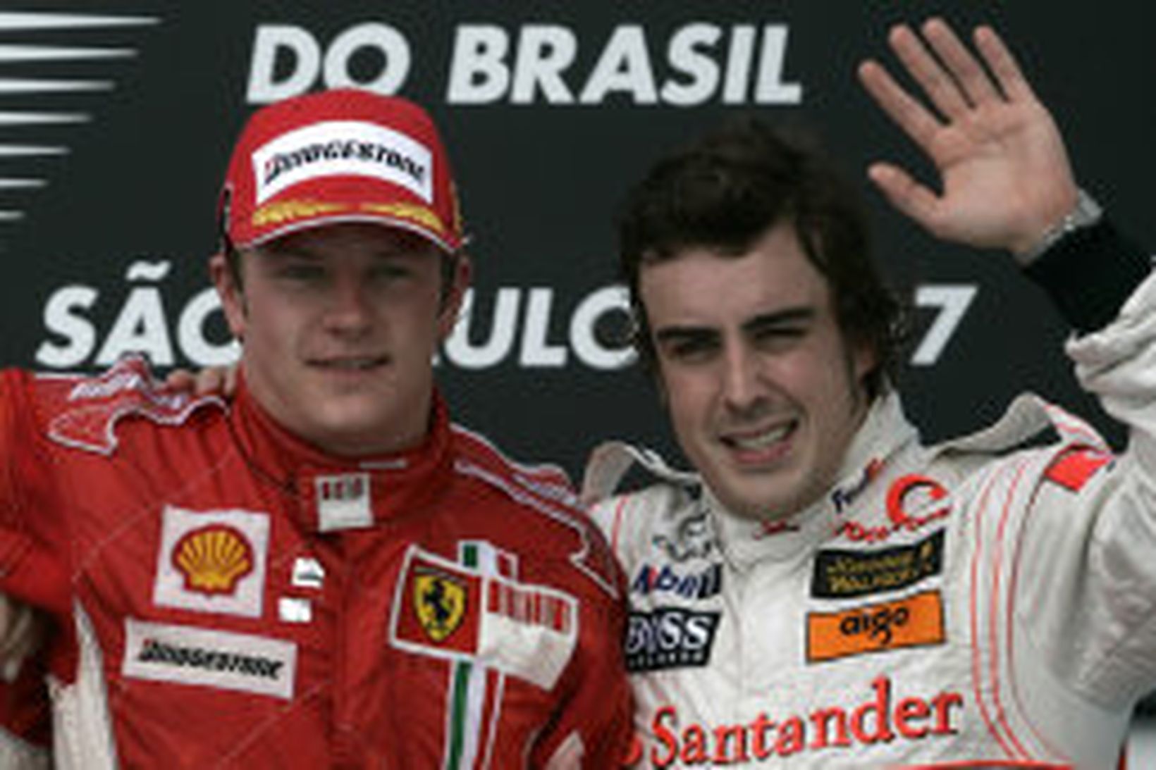 Alonso samfagnar Räikkönen á pallinum í Sao Paulo í gær.