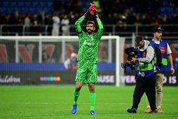 Alisson fagnar eftir sigur Liverpool á AC Milan í Meistaradeild Evrópu á þriðjudagskvöld.