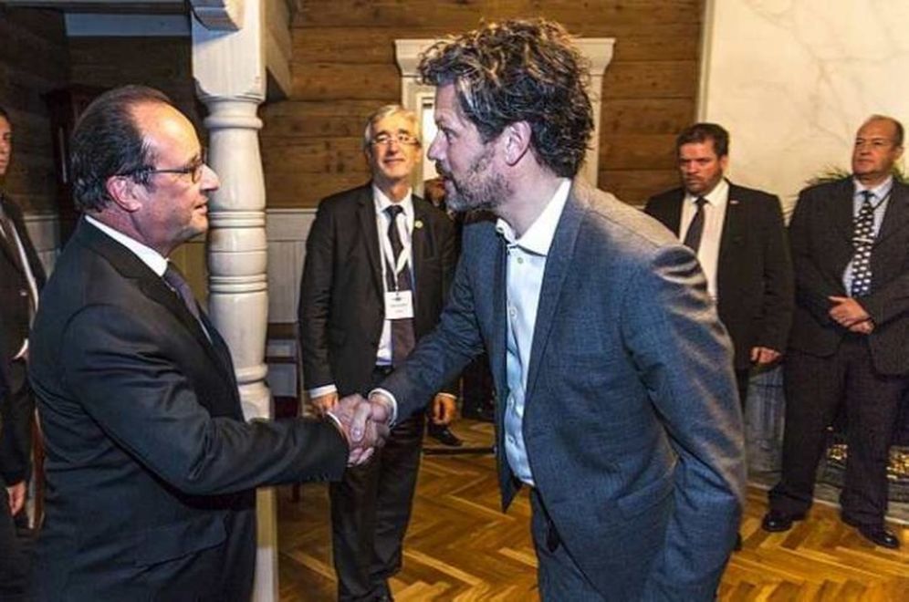 Hollande greeted by Mayor of Reykjavik, Dagur B. Eggertsson.
