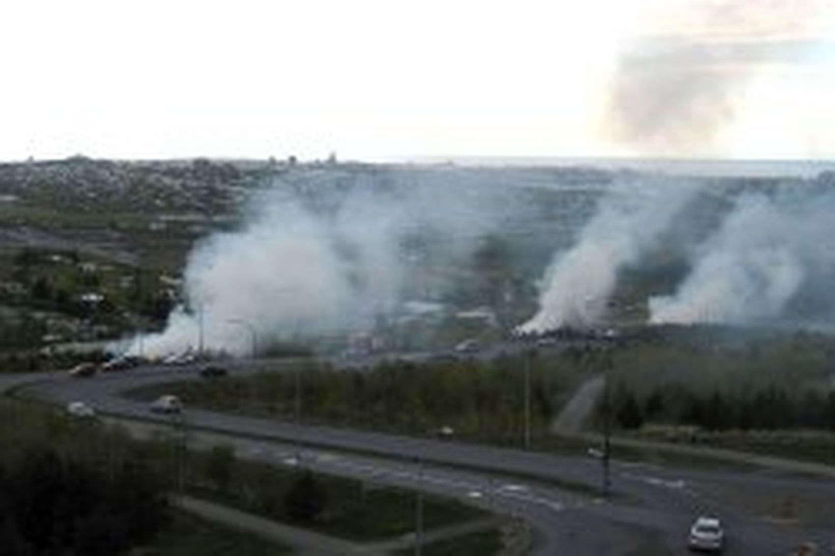 Eldar loguðu á þremur stöðum í Breiðholti í kvöld.