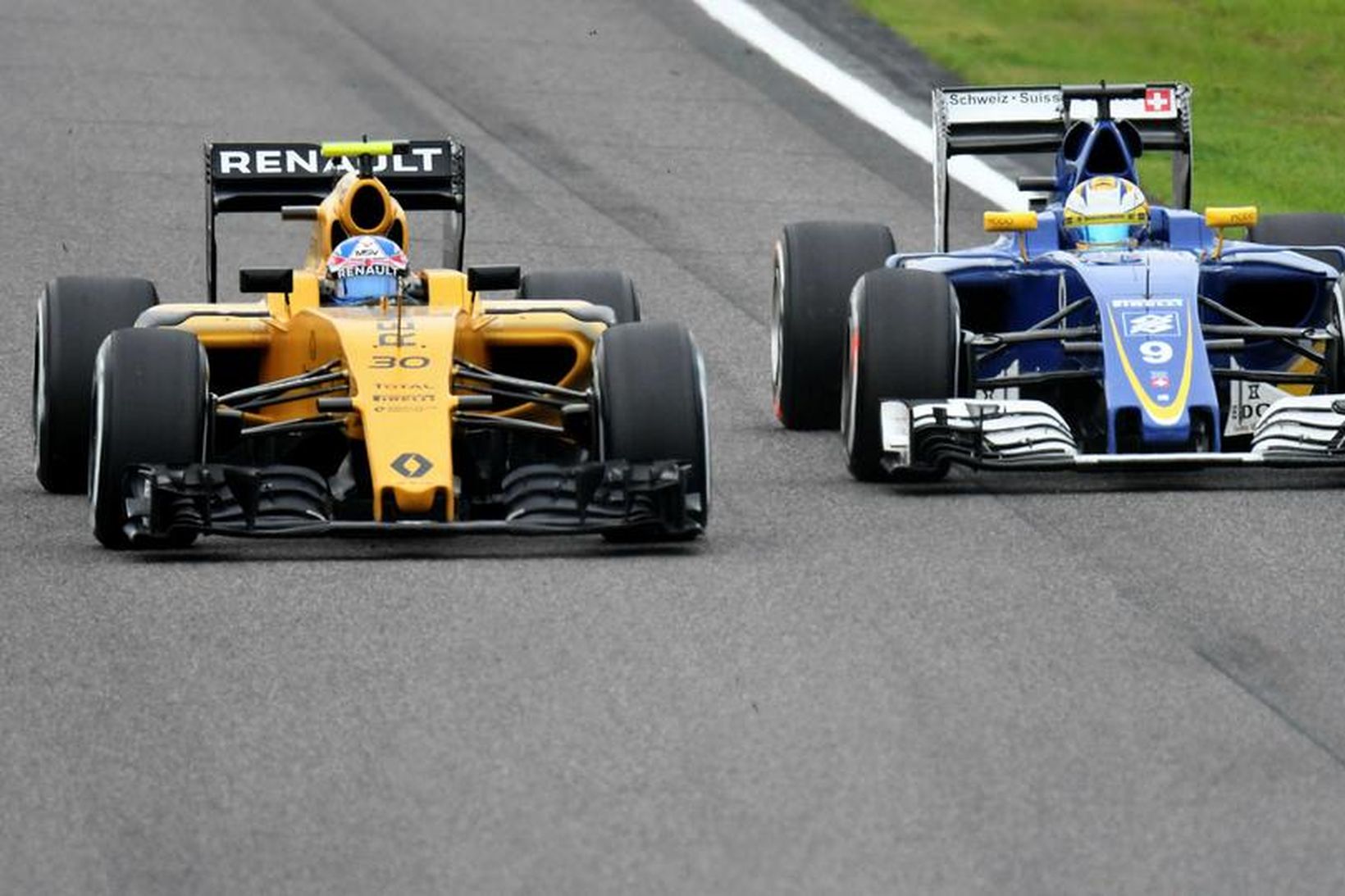 Jolyon Palmer á Renault (t.v.) tekur fram úr Marcus Ericsson …