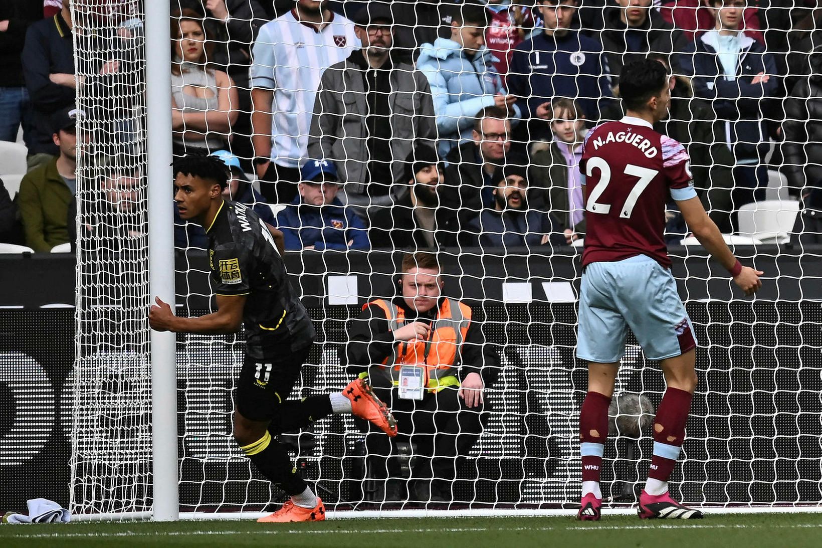 Ollie Watkins kemur Villa yfir í leiknum.