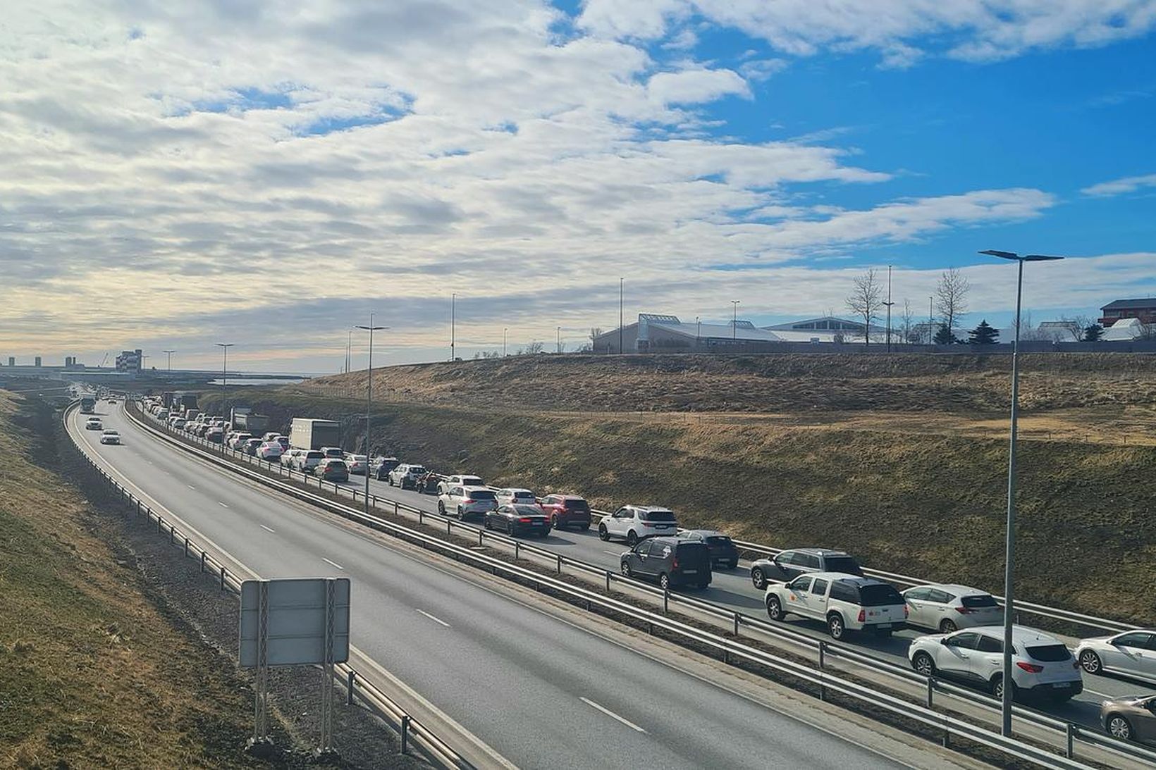 Umferðarteppa myndaðist á Reykjanesbraut síðdegis í dag vegna áreksturs.