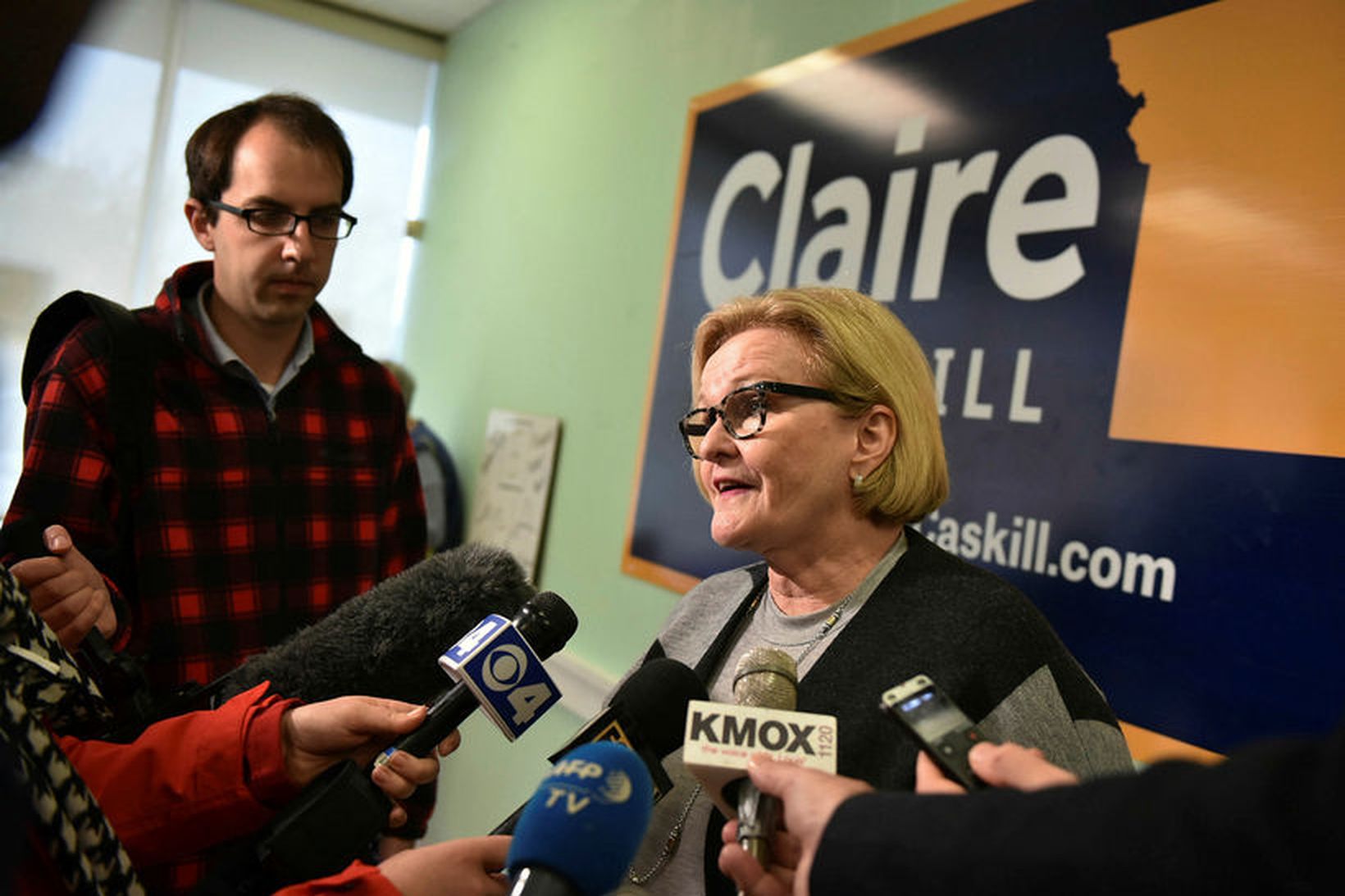 Demókratinn Claire McCaskill ræðir við fjölmiðla í Missouri. Hún er …