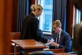 Málsmeðferð Saksóknari ræðir hér við verjanda eins hinna ákærðu.