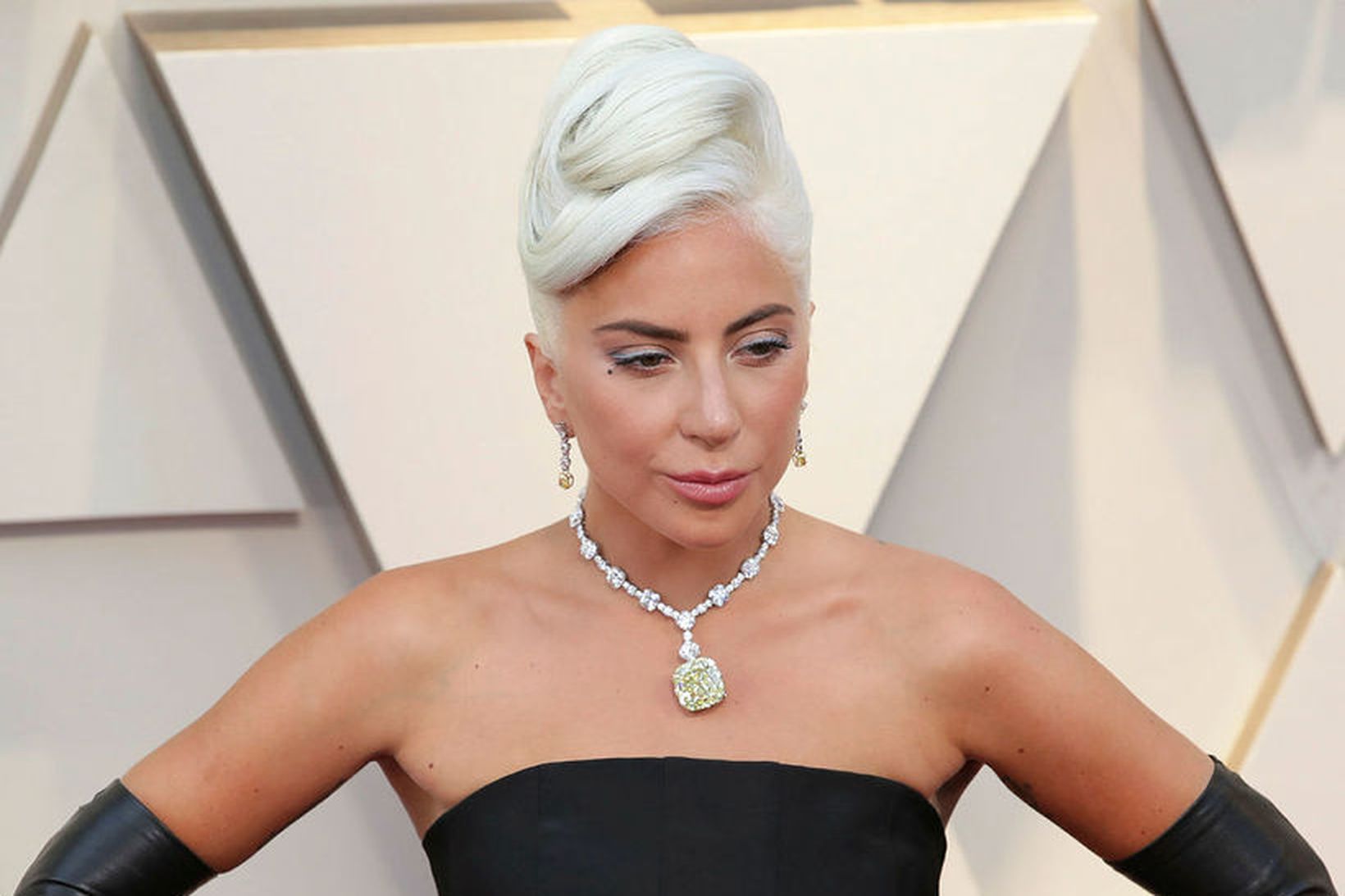 Lady Gaga klæddist kjól frá Alexander McQueen.