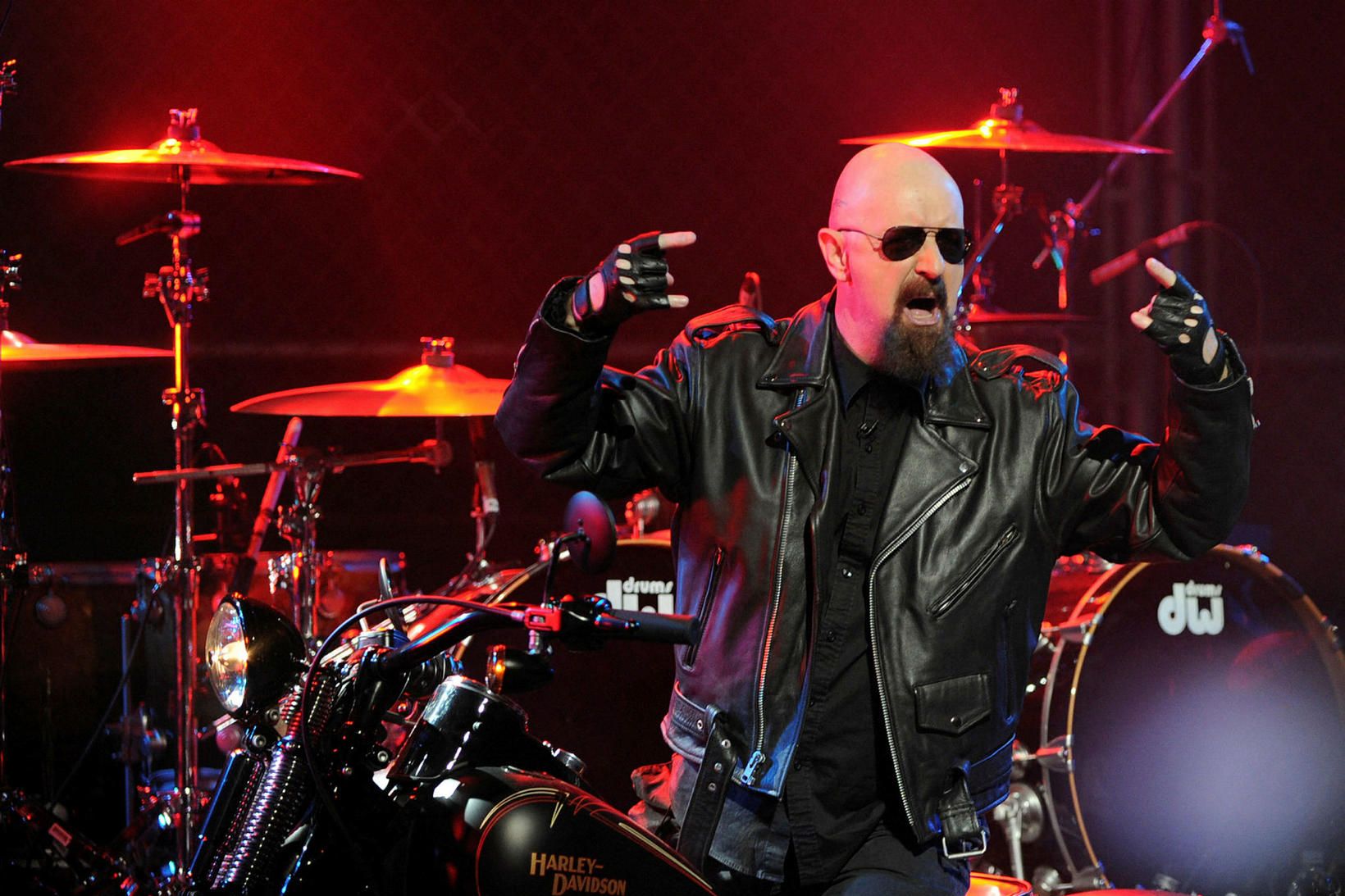 Rob Halford á Harleynum sínum á sviði. Að vísu þrjátíu …