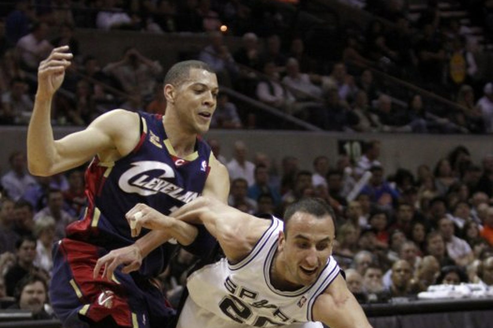 Anthony Parker hjá Cleveland með boltann en Manu Ginobili hjá …