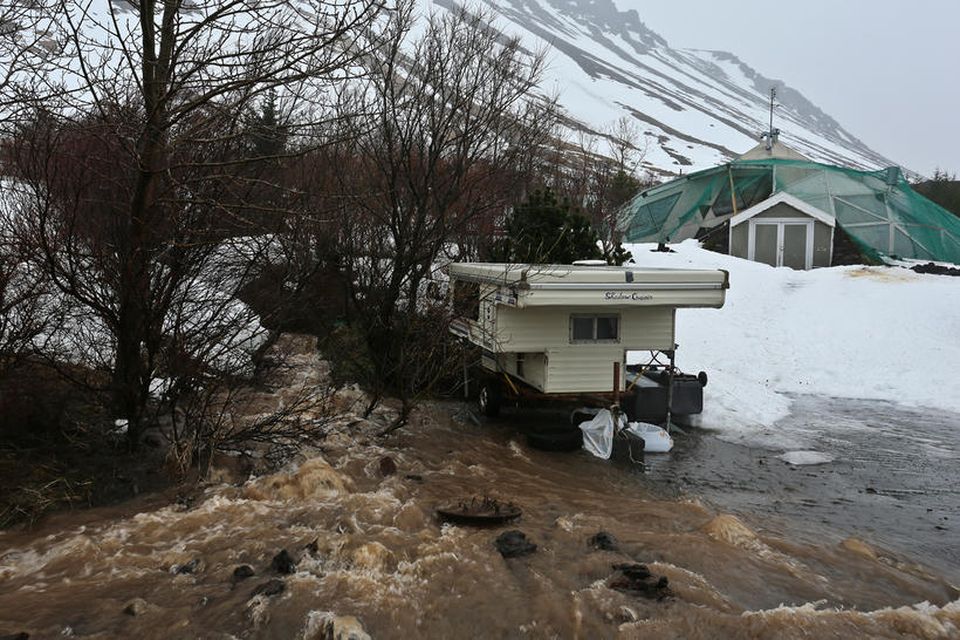 Vatn streymir niður hlíðar.