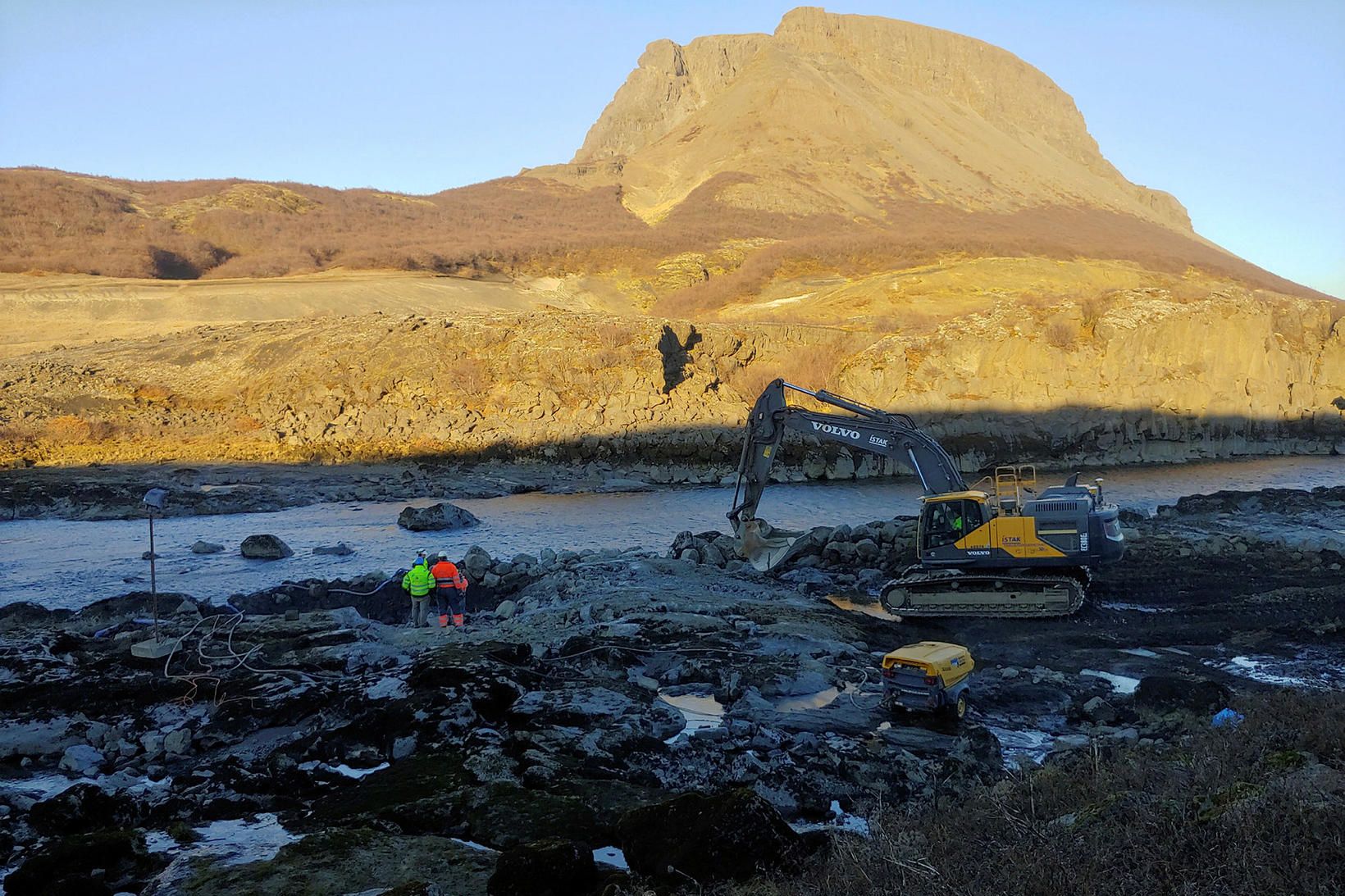 Byrjað er að steypa undirstöður göngubrúar yfir Þjórsá við Búrfell.