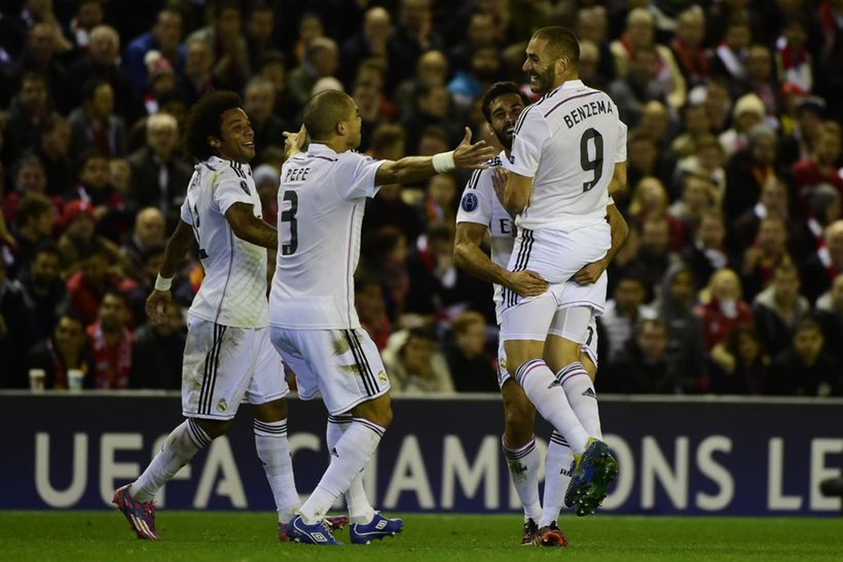 Madridingar fagna marki Karim Benzema í kvöld.