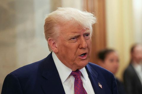 Donald Trump ræðir við blaðamenn á Capitol Hill í Washington.