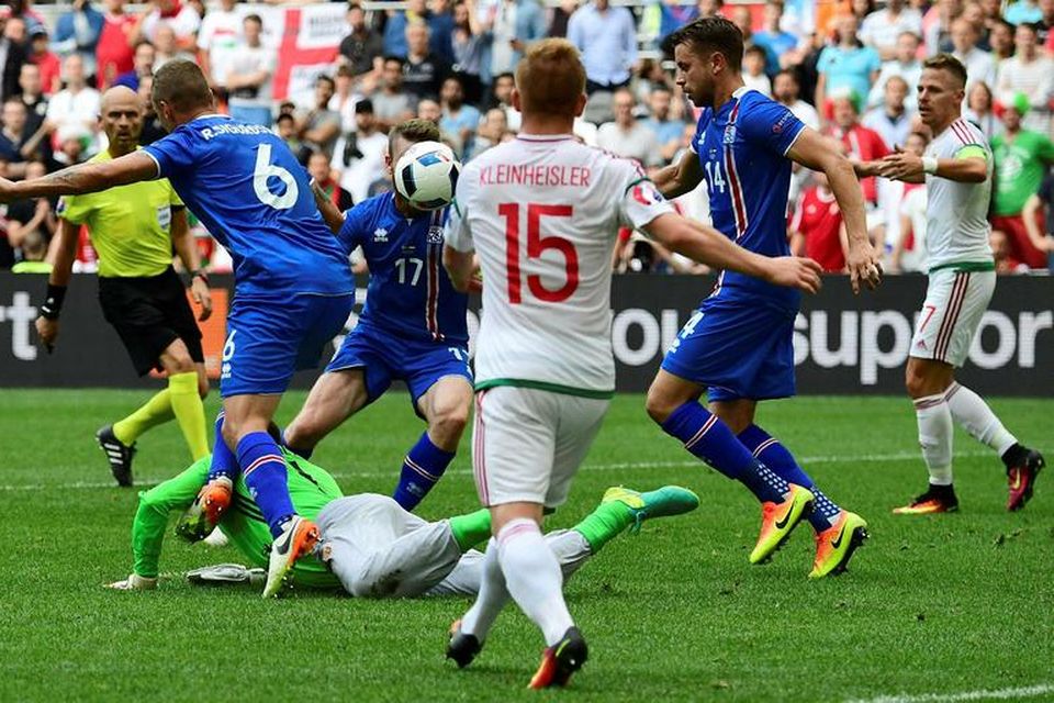 Gabor Kiraly brýtur á Ragnari Sigurðssyni og vítaspyrna dæmd.