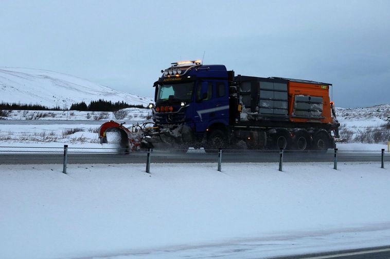 Snowplow catches fire on Hellisheiði