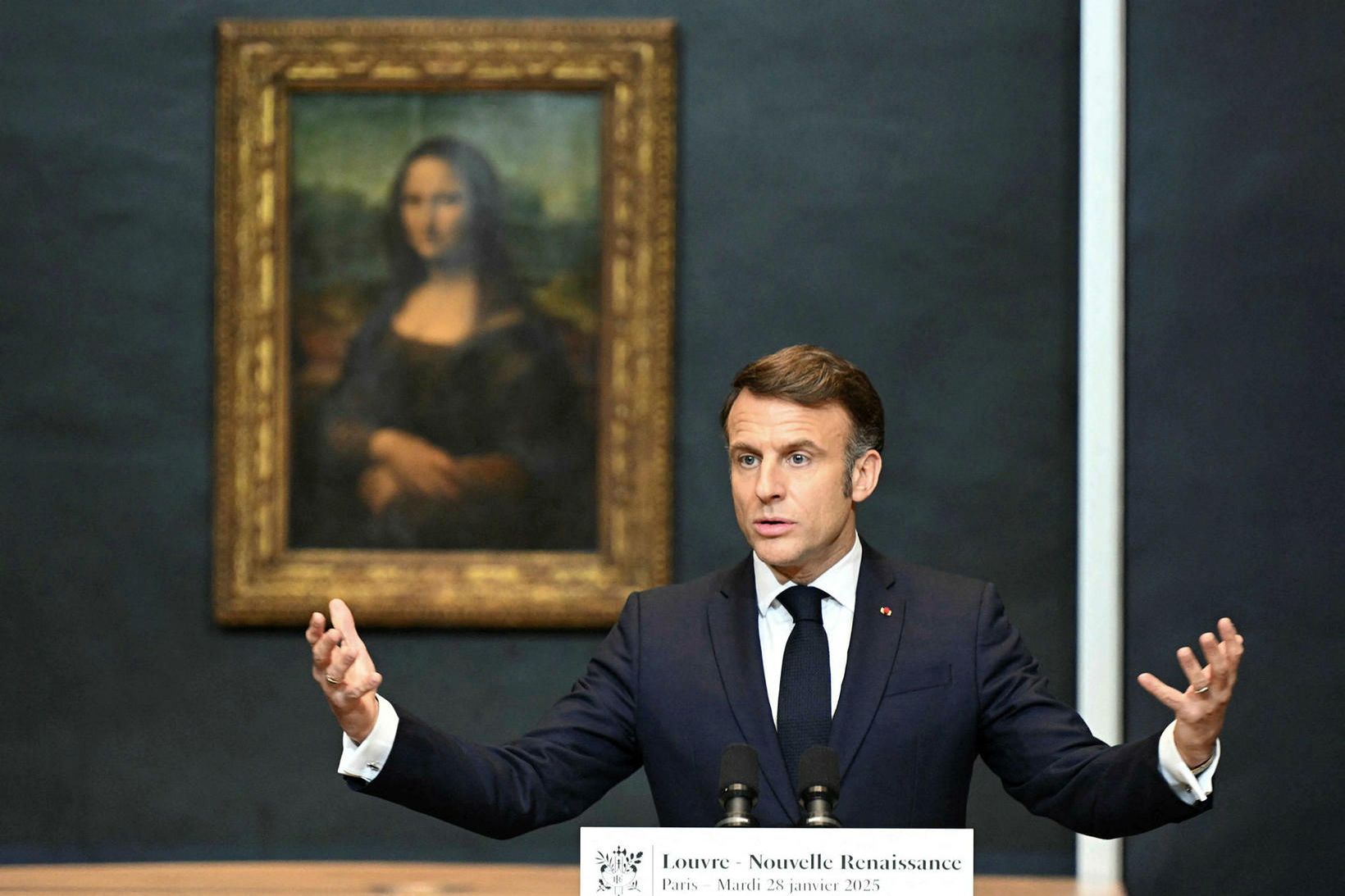 Emmanuel Macron tilkynnti ákvörðunina fyrr í dag á Louvre-safninu í …