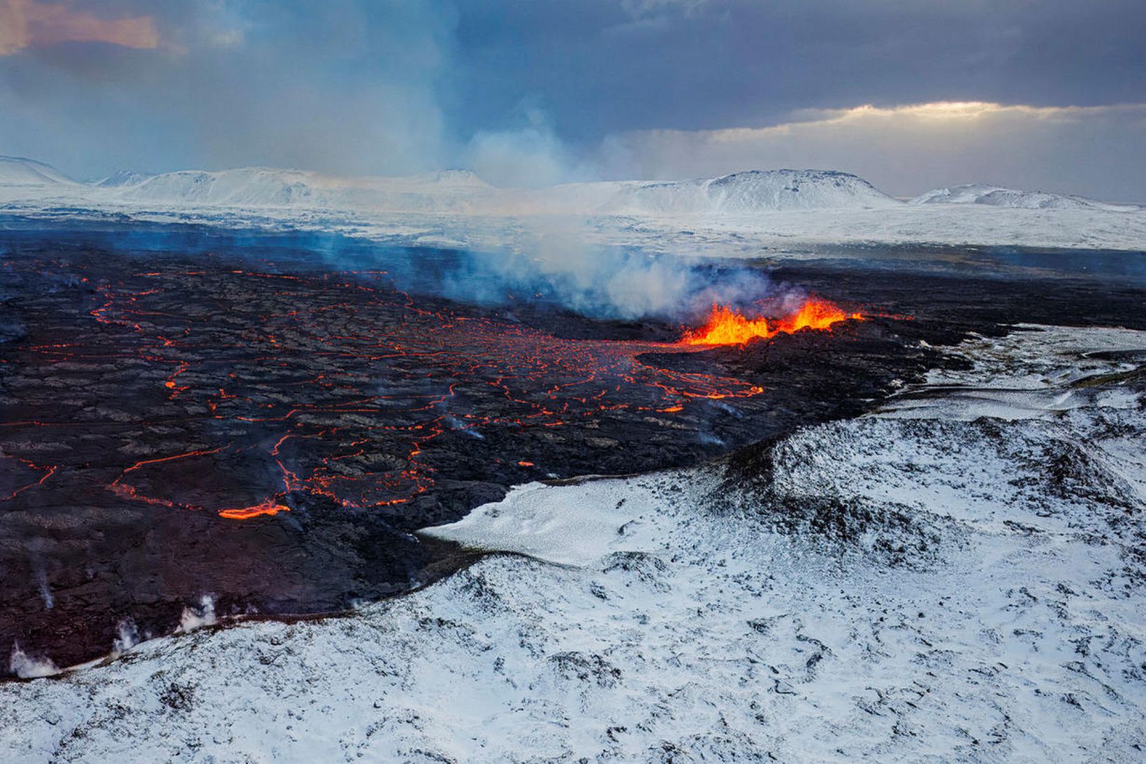 Horft yfir hraunflæmið sem þakið hafði umhverfi gossprungunnar þegar á …