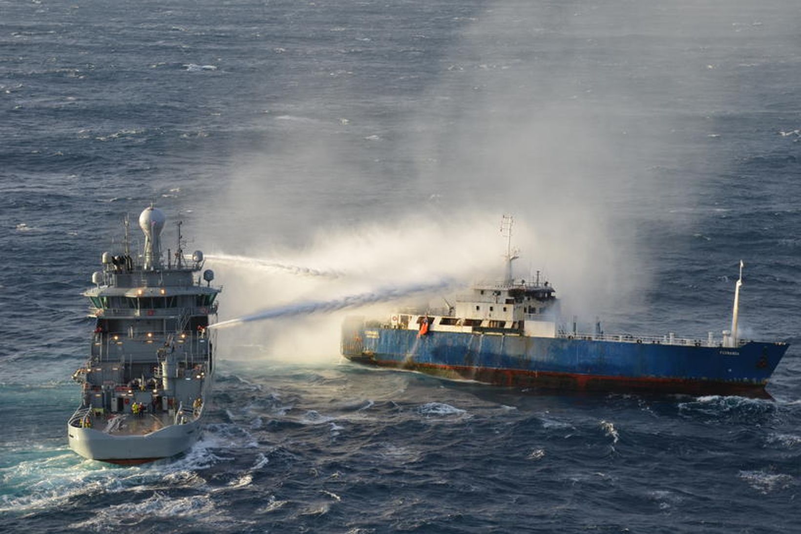 Varðskipið Þór slekkur eld í flutningaskipinu Fernanda.