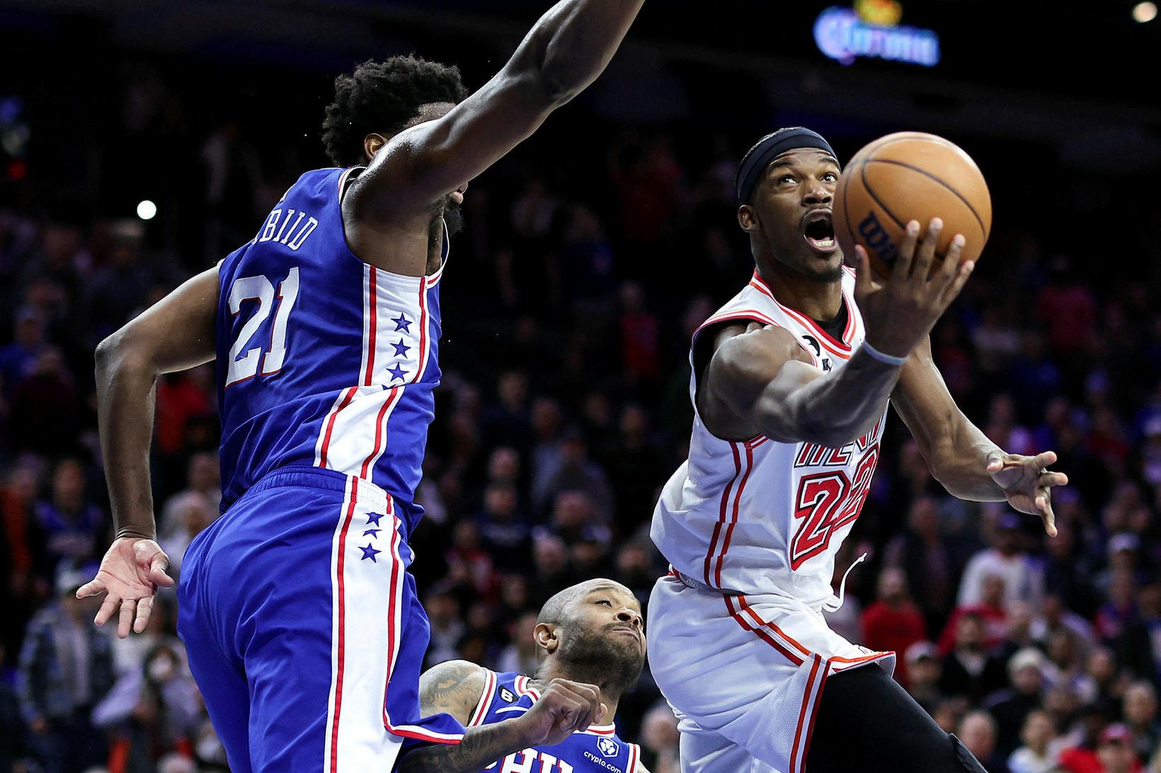 Joel Embiid og Jimmy Butler eigast við í nótt.