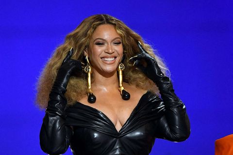 Beyoncé Knowles þegar hún hlaut Grammy-verðlaun fyrir besta rapp frammistöðu á sviði með lagi sínu …